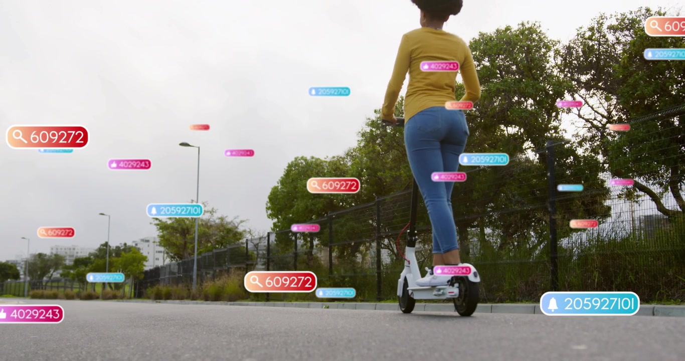 Donna che sale e poi guida uno scooter elettrico mentre entra nell'inquadratura, con etichette AR che fluttuano e guidano la tecnologia