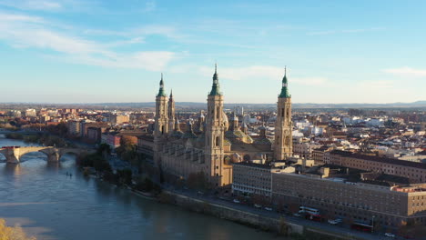 Río-Ebro-Y-Basílica-Del-Pilar-España-Zaragoza-Toma-Aérea-Durante-La-Puesta-De-Sol