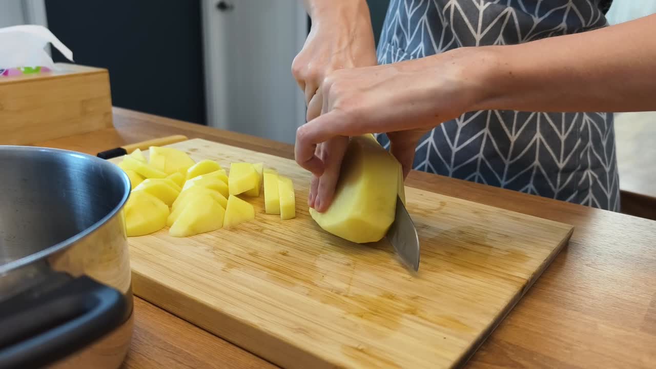 mujer cortando patatas