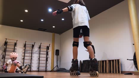 niños aprendiendo a patinar en un gimnasio