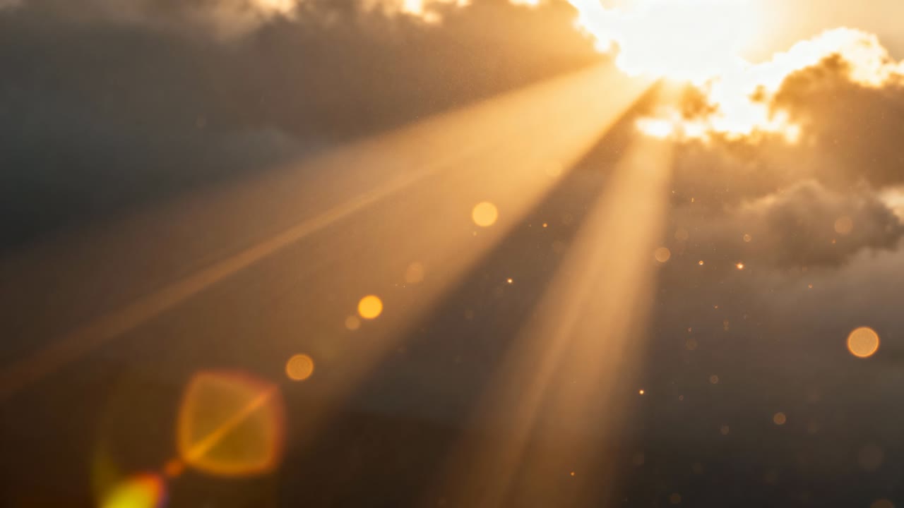 Sol rompendo lacuna nas nuvens ao pôr do sol, revelando raios dourados, orbes de reflexo de lente e partículas de poeira