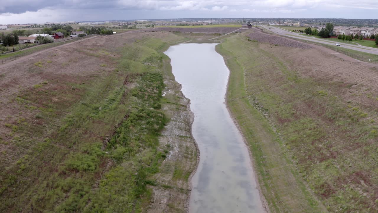 vista aérea de un vertedero de agua después de una tormenta de lluvia reciente