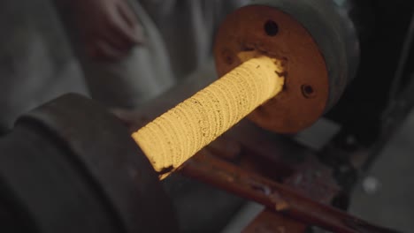 Torno-Giratorio-En-Caliente-Durante-La-Forja,-Fabricación-Y-Producción-De-Metales.