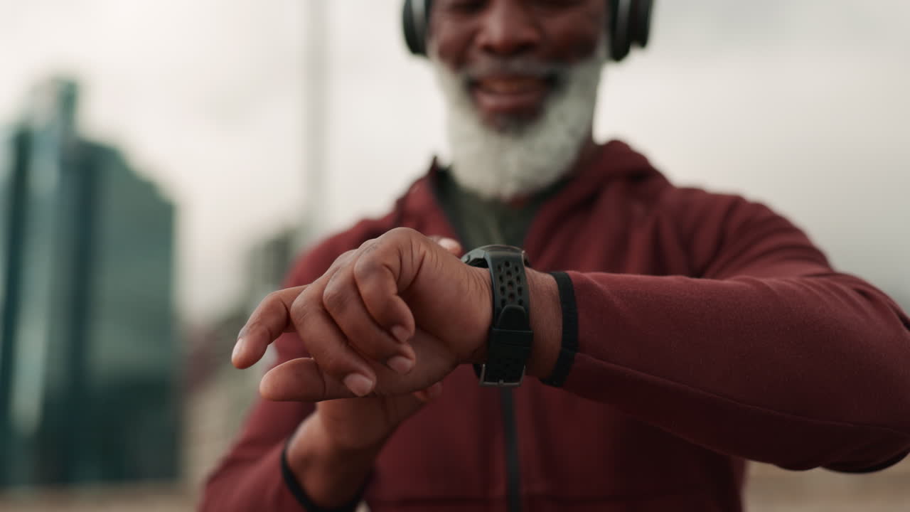 el corredor senior, el reloj inteligente.