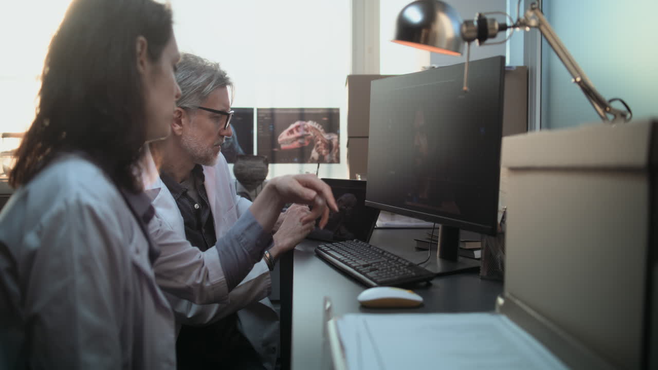 공 3d 모델에 대해 논의하는 과학자