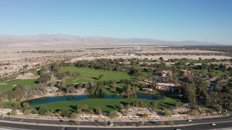 Amplia-Toma-Aérea-De-Un-Exuberante-Campo-De-Golf-En-Palm-Desert