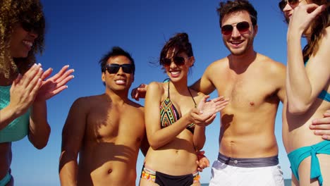 retrato de amigos multiétnicos disfrutando del tiempo en la playa