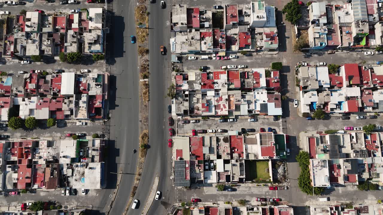 드론으로 촬영된 에카테페크 교외 거리를 날아다니는 모습