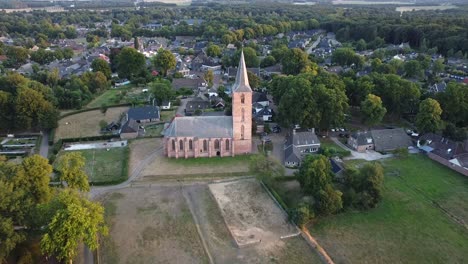 la iglesia en rolde, los países bajos desde la perspectiva de un dron