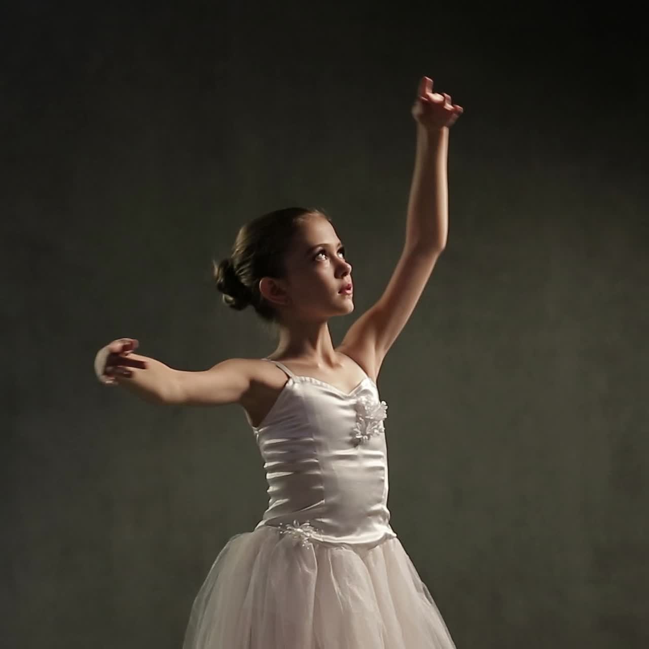 jóvenes bailarines de ballet en el estudio