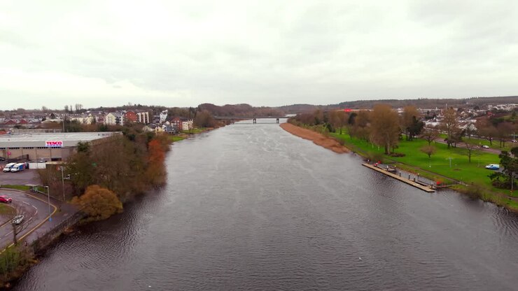 Video aereo in movimento del fiume Bann a Coleraine, Irlanda del Nord, nel Regno Unito. Prodotto in 4K, 60 FPS e con colore Rec709
