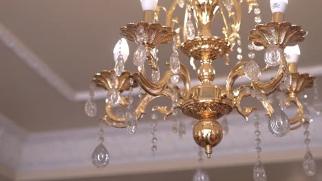 candelabro de cristal de lujo iluminado colgado en el lugar de la boda