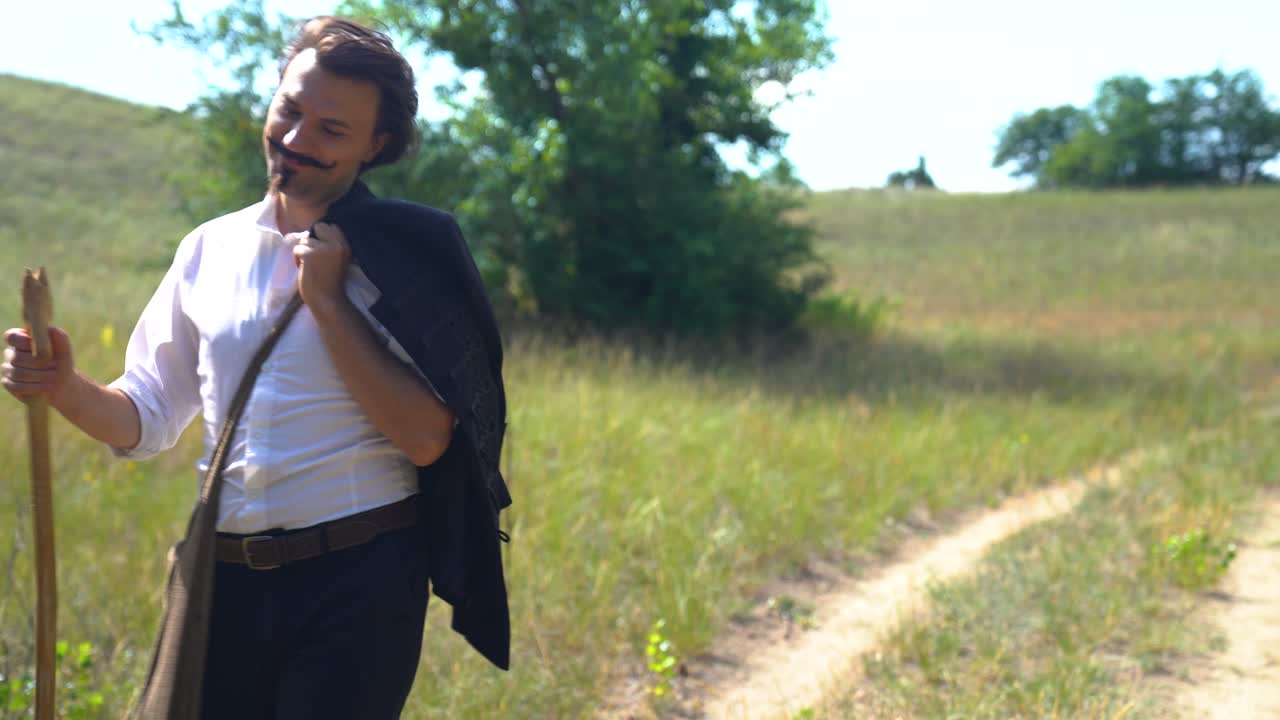 헝가리 국민 시인 산도르 페토피가 카메라를 향해 흙길을 걷고 있다.