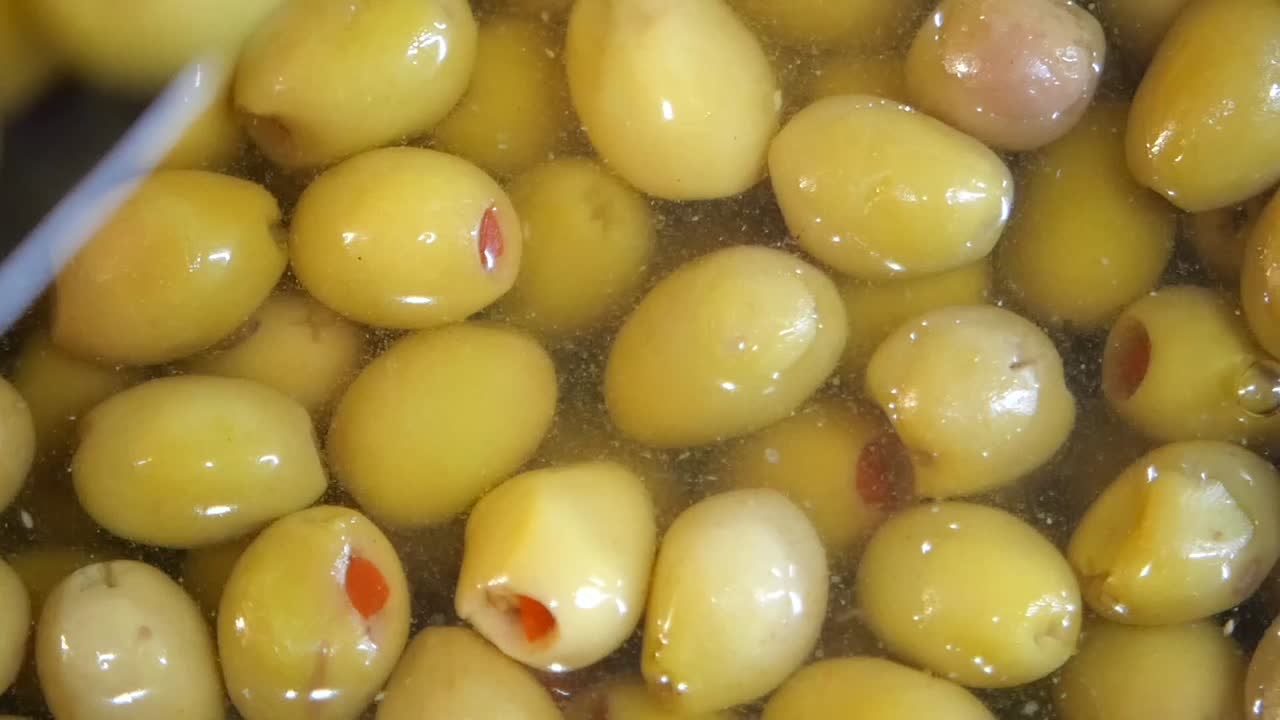 Preserved Green Olives with Red Pepper