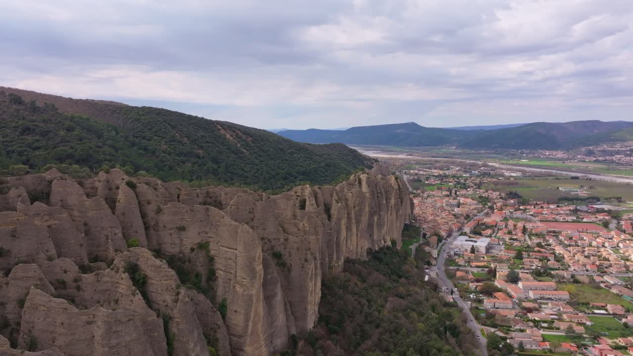 Vista aerea di imponenti picchi di pietra vicino a Les Mees nella Francia sudorientale