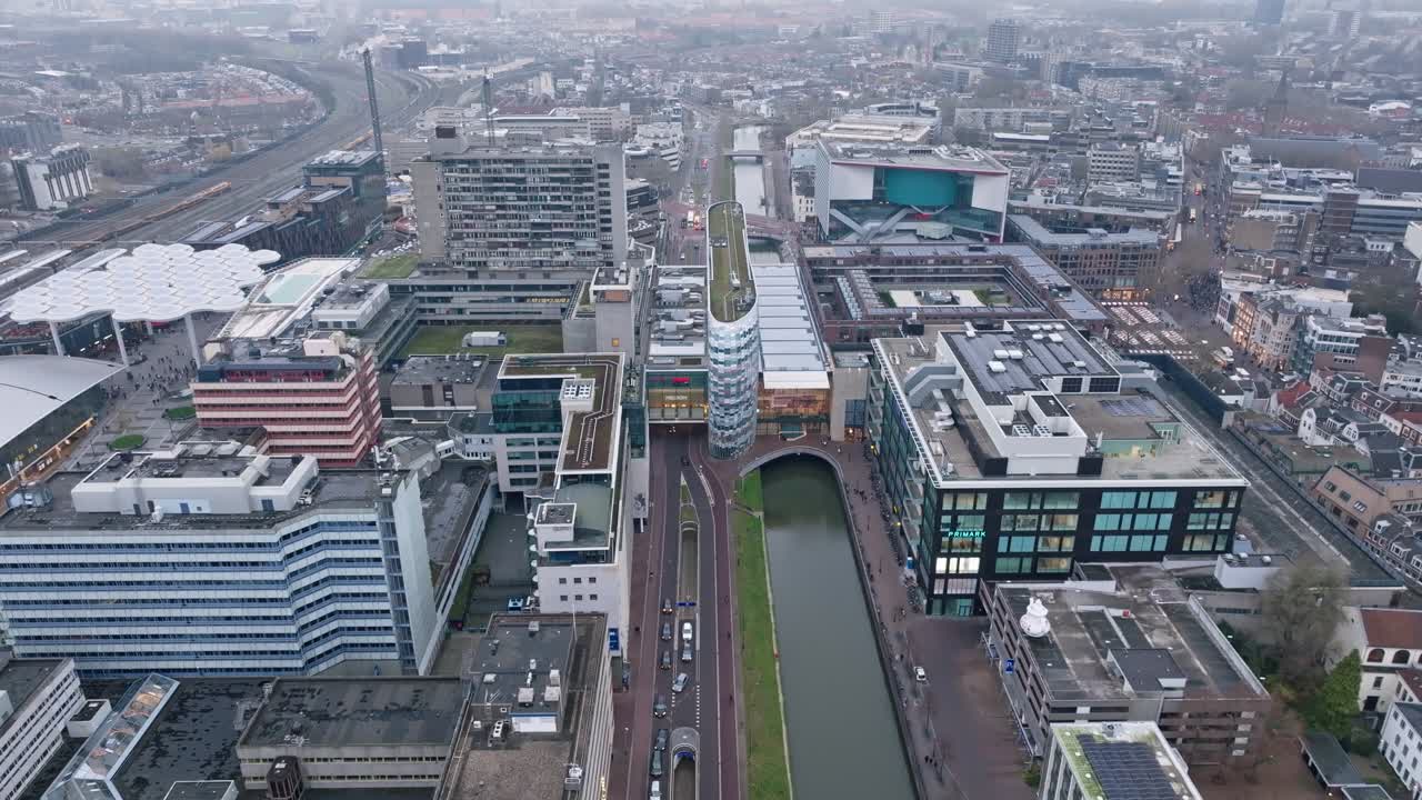 Splendida vista aerea della città di Utrecht che mostra l'architettura moderna e il paesaggio urbano
