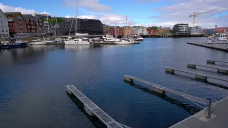 Vista-De-Un-Puerto-Deportivo-En-Tromso,-Al-Norte-De-Noruega