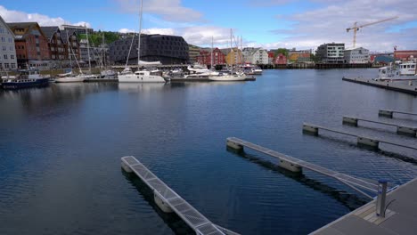 vista de un puerto deportivo en tromsø, al norte de noruega