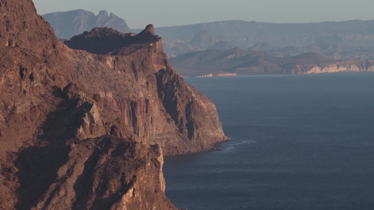 Vista drone di imponenti falesie desertiche che si affacciano sul Mare di Cortez a San Evaristo