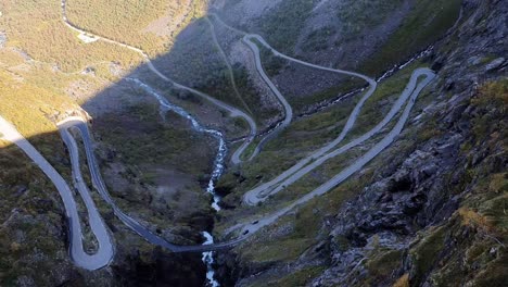 cerca de la carretera de montaña trollstigen desde el aire, noruega, escandinavia, europa