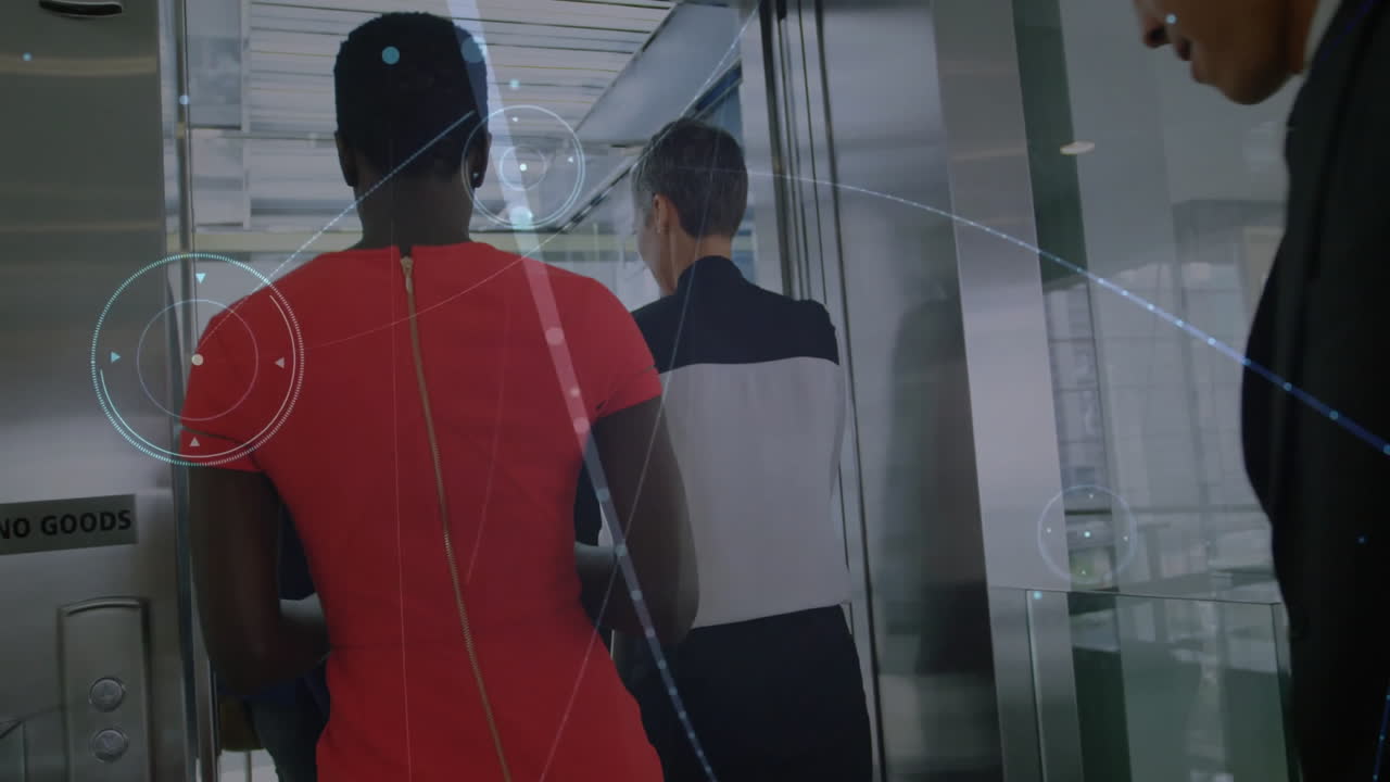 사무실에서 걸어다니는 다양한 동료들에 대한 연결 네트워크의 애니메이션