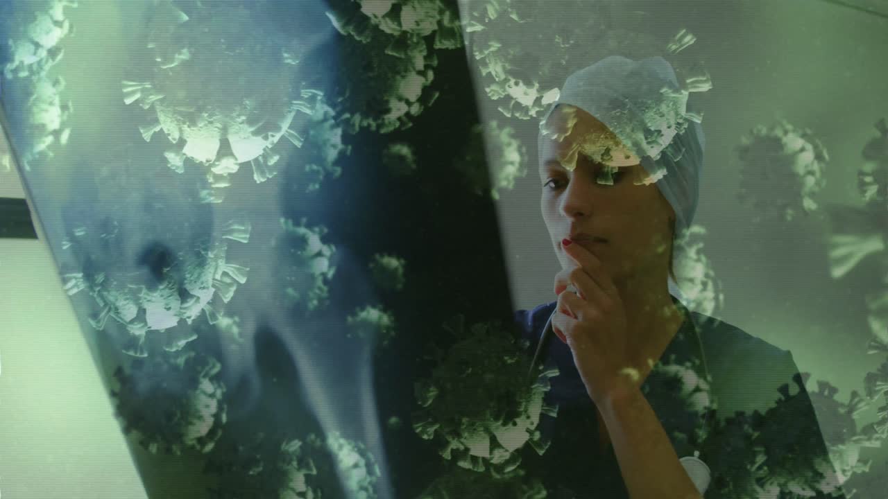 клетки ковид-19 против женского врача, изучающего рентгеновские отчеты