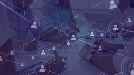 animación de conexiones con iconos y procesamiento de datos sobre diversas personas de negocios