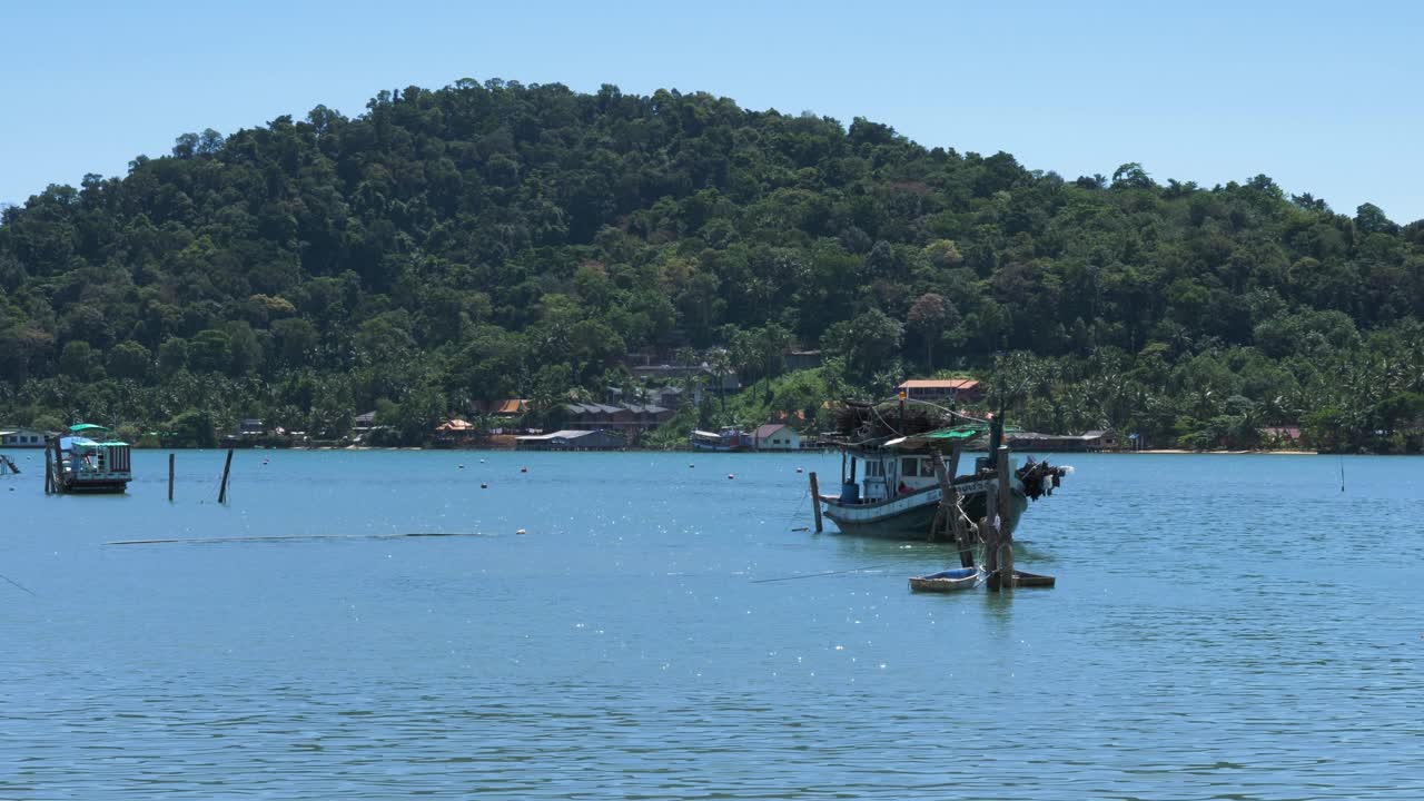 video de un bote sucio en el océano cerca de una isla en un hermoso día soleado, tailandia