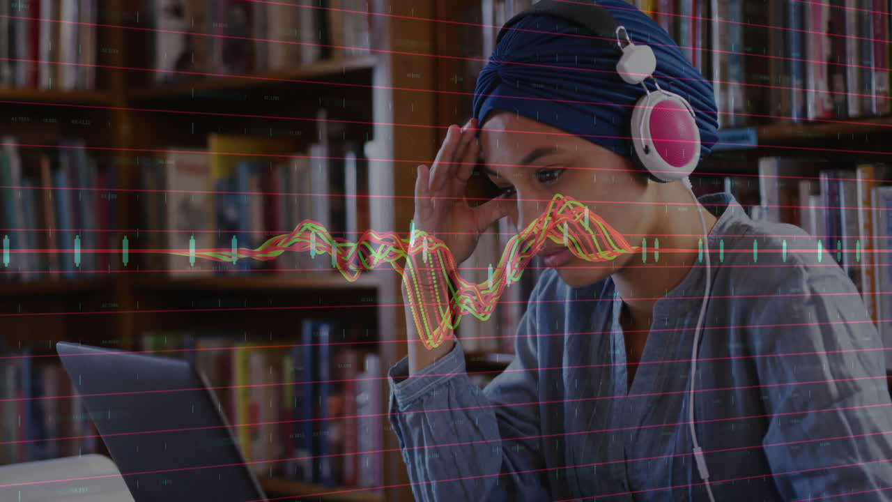 animación de diagramas sobre una estudiante biracial usando una computadora portátil