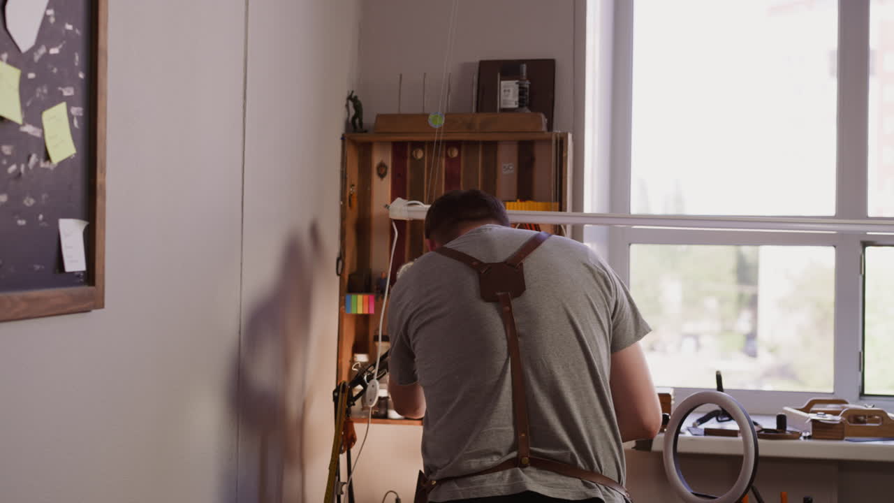 작업자는 작업장에서 비디오를 녹화하기 위해 가 ⁇ 운 장비를 준비합니다.