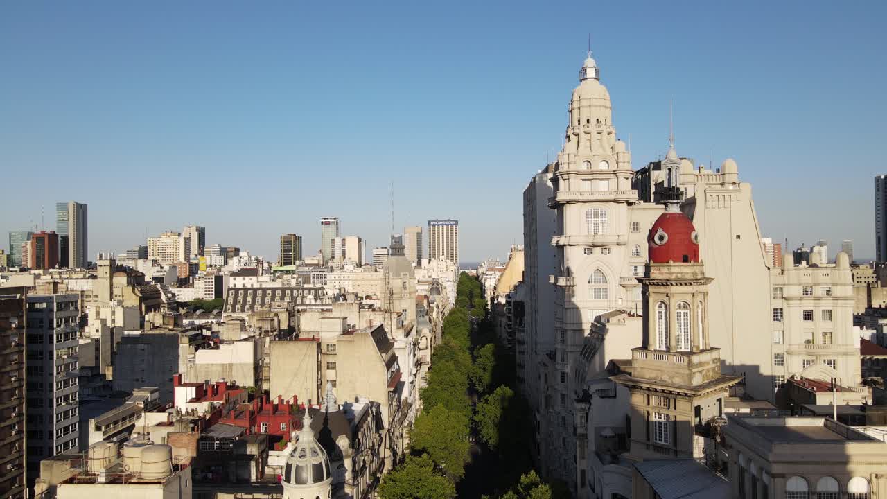carretilla aérea en la arbolada avenida de mayo y la torre del palacio barolo al atardecer en el barrio de monserrat, buenos aires