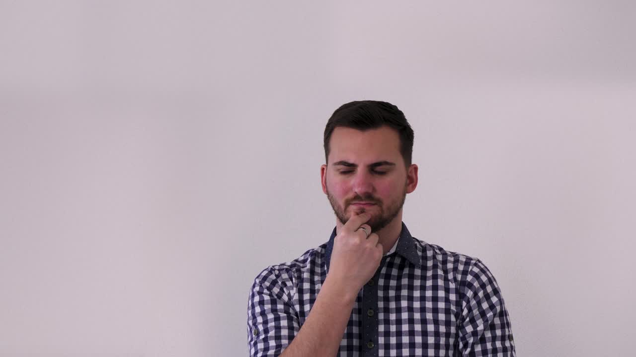 el hombre de fondo blanco encuentra la solución a un problema y la iluminación