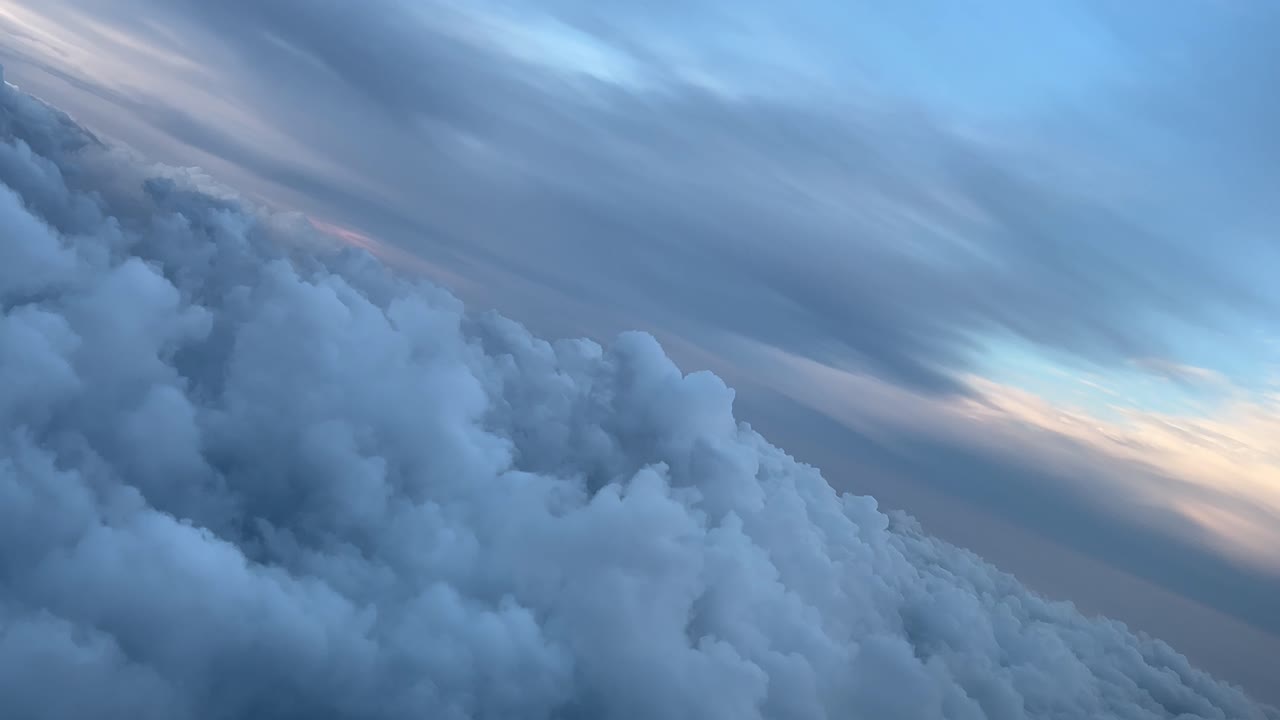 pov volando a través de un cielo de invierno en un giro a la izquierda