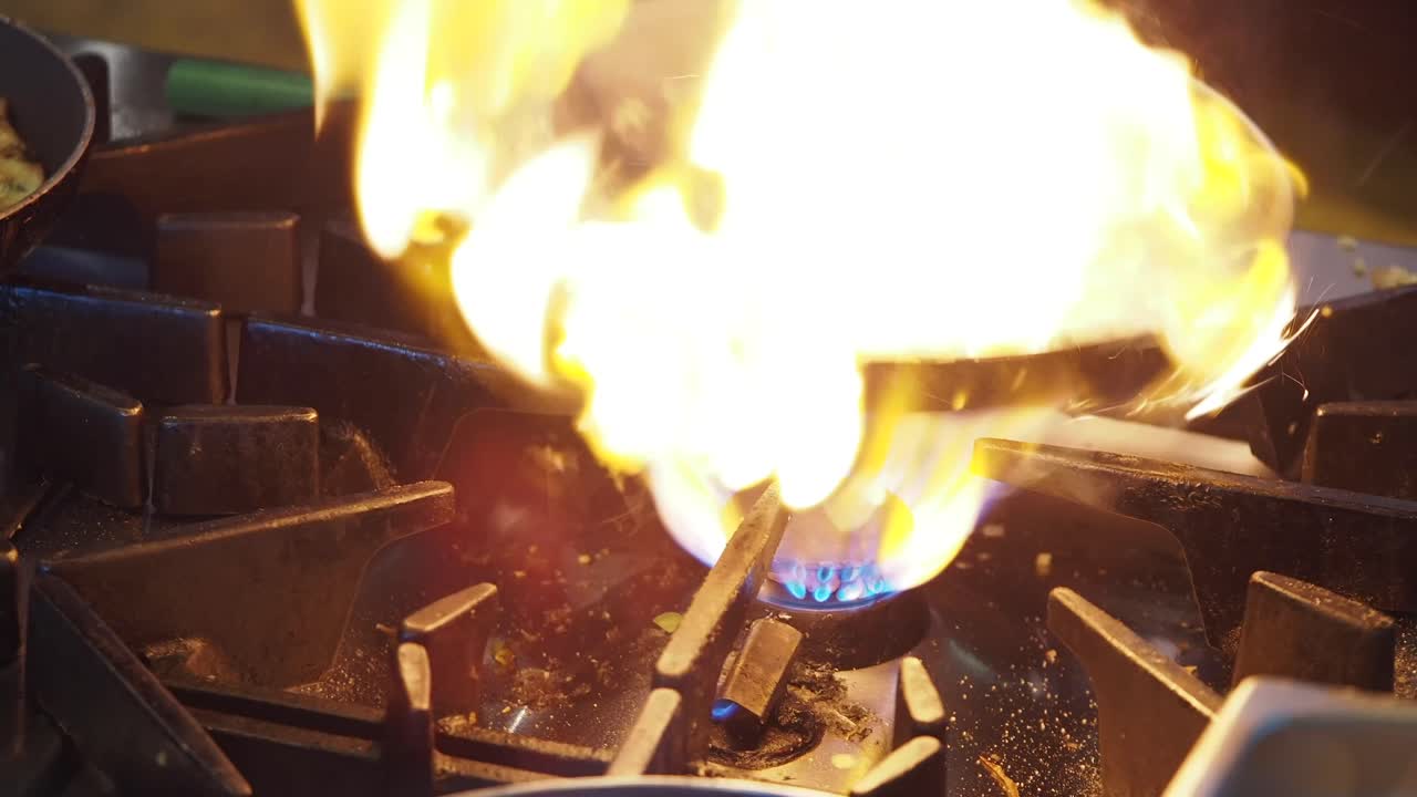 가스 스토브 에서 요리 하는 것