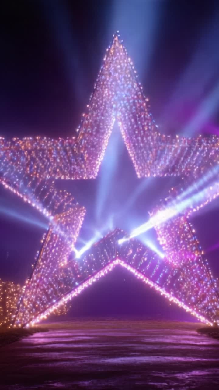 Uno spettacolo mozzafiato di luci scintillanti e colorate che formano una grande struttura a stella, con uno sfondo vibrante di fasci di luce e una superficie scura sottostante.