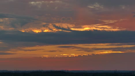 vista escénica de lapso de tiempo de la hermosa puesta de sol dorada con nubes rosas y azules