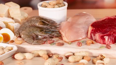 variedad de carnes, nueces y huevos exhibidos