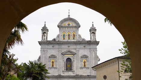 la hermosa iglesia de la montaña sagrada de varallo, un complejo devocional cristiano, patrimonio mundial de la unesco si en italia