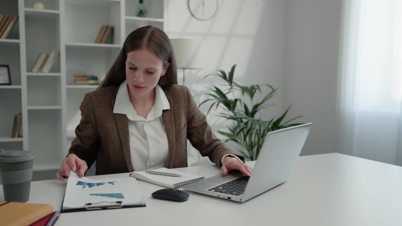 бизнесменка, работающая в офисе