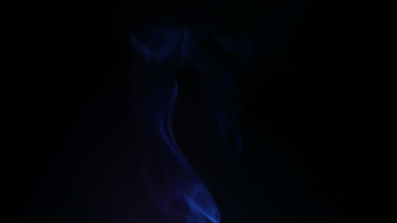 colores humo en fondo oscuro