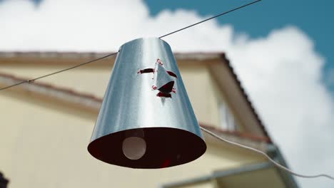 lámpara colgante en forma de careto en podence, portugal