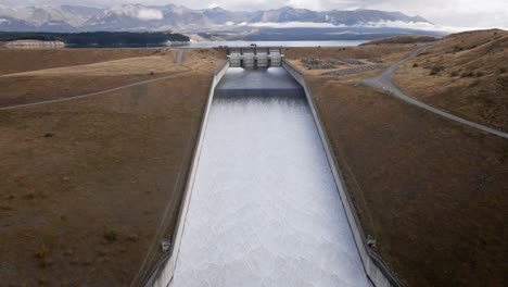 Grandes-Cantidades-De-Agua-Que-Salen-De-La-Represa-Hidroeléctrica-Y-Entran-En-Un-Hermoso-Río-Azul