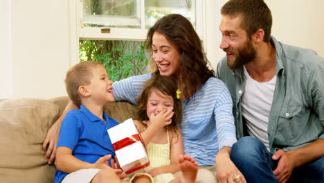 Familia-Ofreciendo-Un-Regalo-Al-Hijo