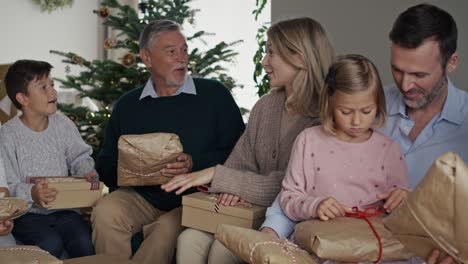 Familia-Caucásica-Pasando-La-Navidad-Juntos-En-Casa.