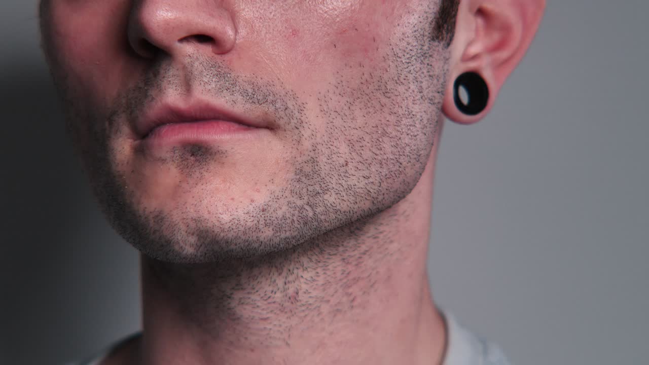 joven con túneles negros en las orejas