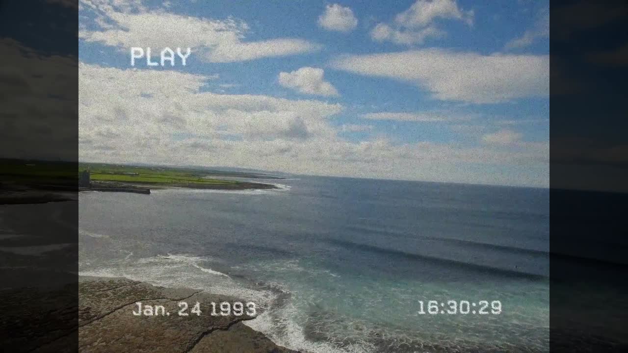 Sovrimpressione PLAY e codice temporale 24 gennaio 1993, vista fissa su onde oceaniche che rotolano e si infrangono, catturando il movimento.