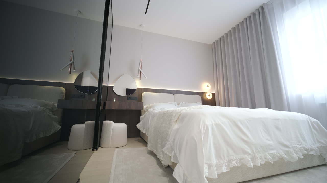 Interno camera da letto lussuoso e moderno con letto bianco e design minimalista.