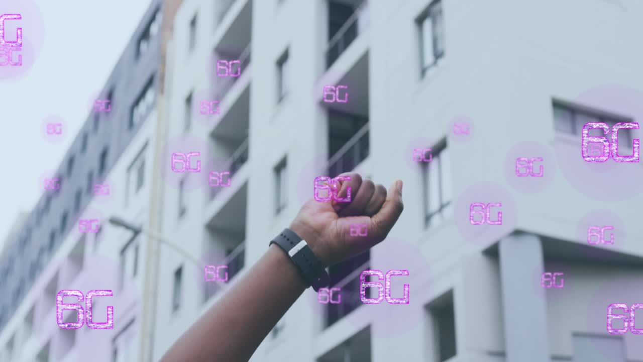 animación de 6g en texto rosa sobre mujer afroamericana levantando el puño en la calle de la ciudad