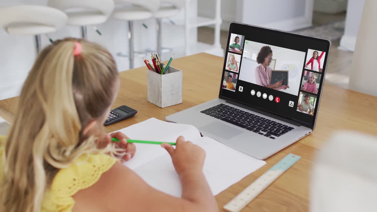 chica caucásica teniendo una videoconferencia con el maestro y los compañeros de clase en la computadora portátil en casa
