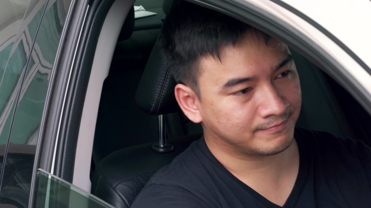 그는 교통체증에서 음악을 듣고 있습니다.